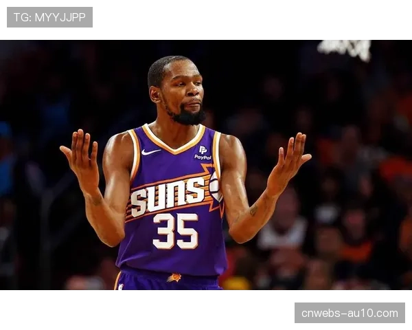 特写：场下的研究——太阳队布克赛后独自观看混合防守录像至深夜