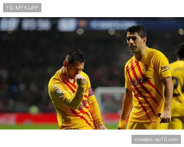 大都会球场马竞球迷挥舞床单庆祝淘汰巴萨